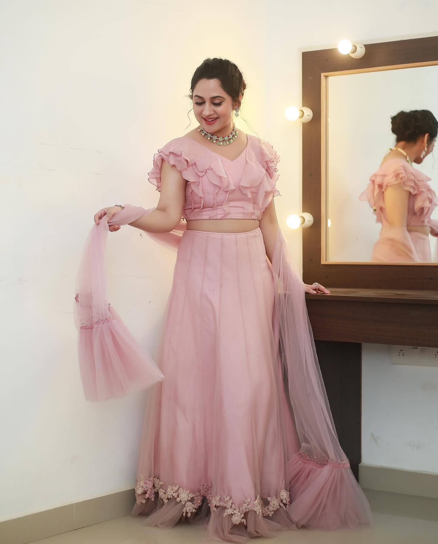 പൂവിതള്‍ പോലെ സുന്ദരം; മിയ ജോര്‍ജിന്റെ പുതിയ ചിത്രങ്ങള്‍ കാണാം