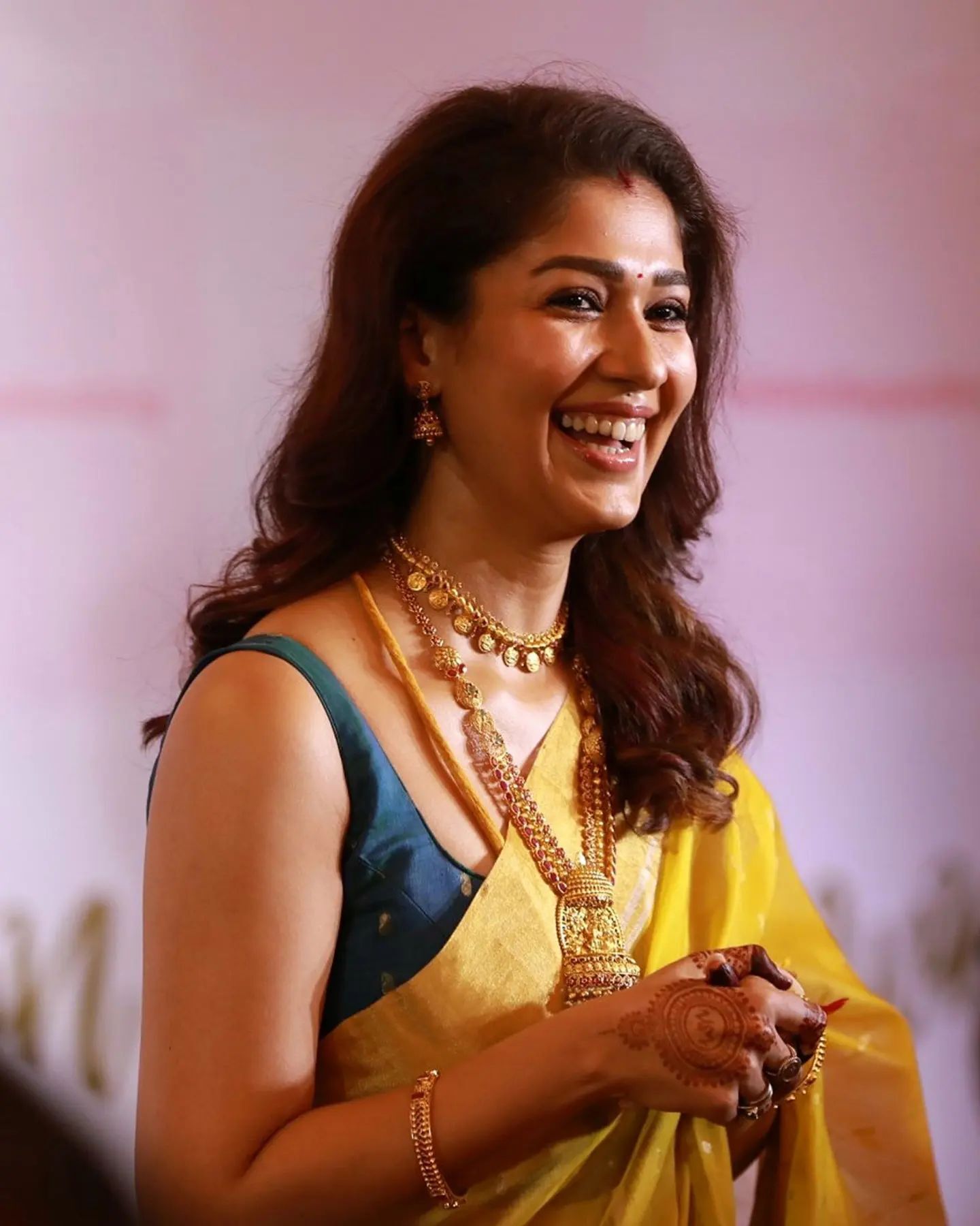 നയന്‍താര കൊച്ചിയില്‍; കറുപ്പണിഞ്ഞ് വിഘ്‌നേഷും... താരദമ്പതികളുടെ ചിത്രങ്ങള്‍