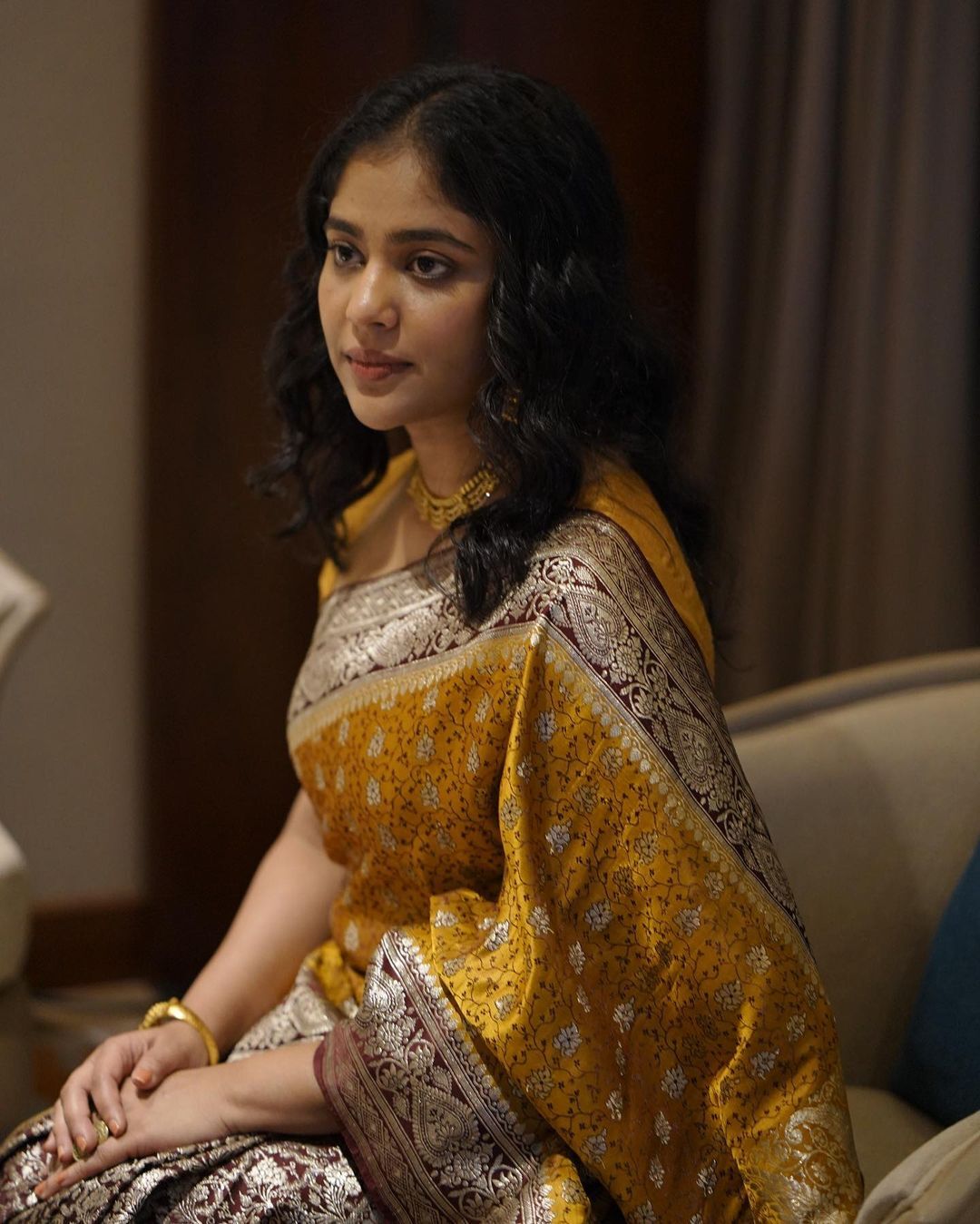 സാരിയില്‍ അതിമനോഹരം: ശ്രിദ്ധയുടെ വൈറലായ സാരി ചിത്രങ്ങള്‍