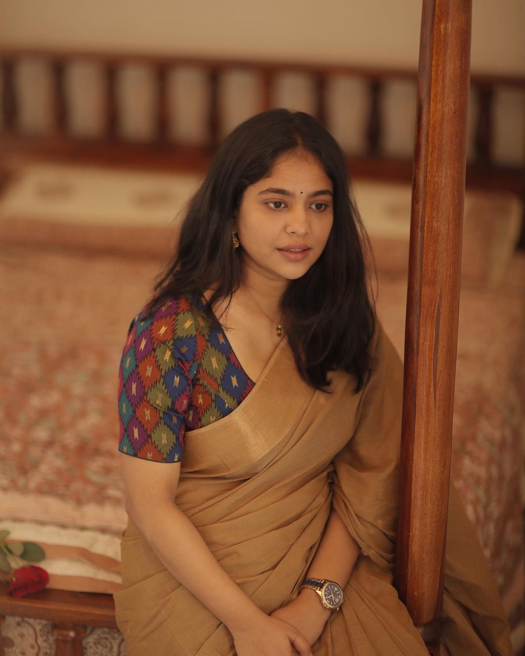 സാരിയില്‍ അതിമനോഹരം: ശ്രിദ്ധയുടെ വൈറലായ സാരി ചിത്രങ്ങള്‍