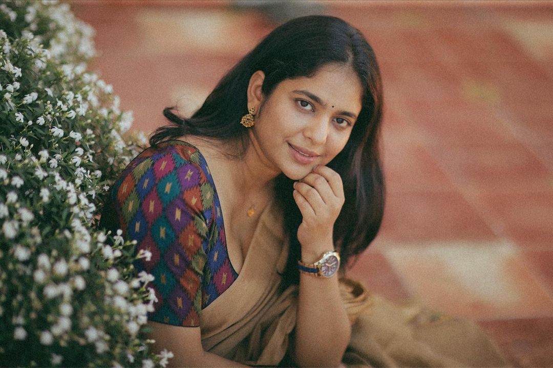 സാരിയില്‍ അതിമനോഹരം: ശ്രിദ്ധയുടെ വൈറലായ സാരി ചിത്രങ്ങള്‍