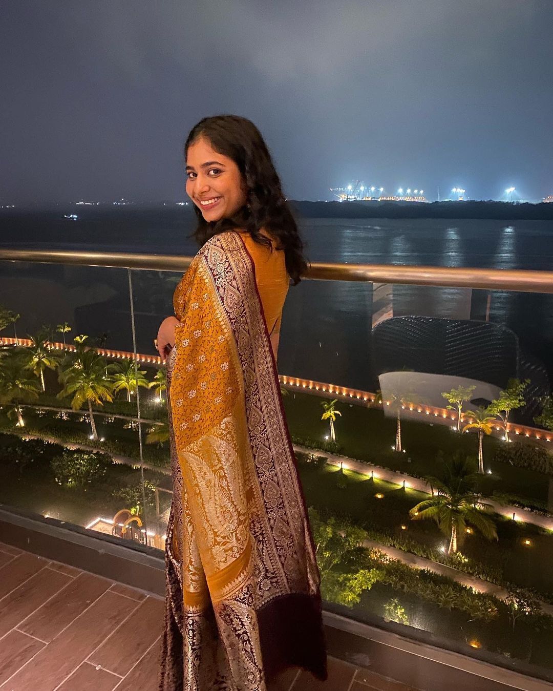 സാരിയില്‍ അതിമനോഹരം: ശ്രിദ്ധയുടെ വൈറലായ സാരി ചിത്രങ്ങള്‍