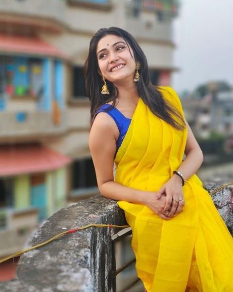 হলুদেই নজর কাড়লেন টেলি অভিনেত্রী কৌশাম্বী চক্রবর্তী