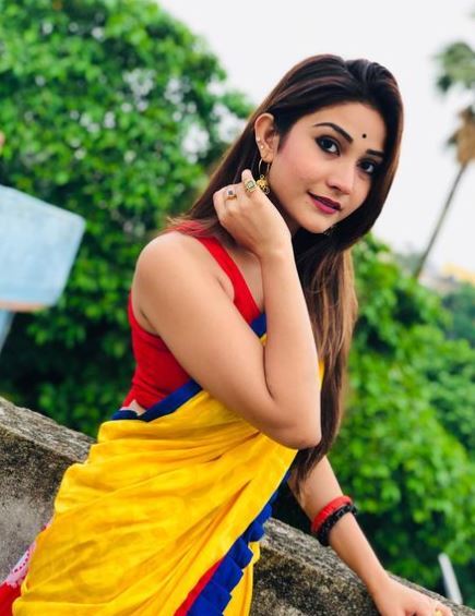 হলুদেই নজর কাড়লেন টেলি অভিনেত্রী কৌশাম্বী চক্রবর্তী