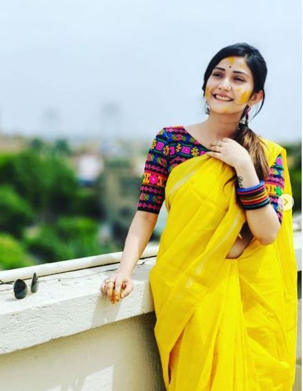হলুদেই নজর কাড়লেন টেলি অভিনেত্রী কৌশাম্বী চক্রবর্তী