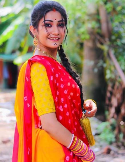 হলুদেই নজর কাড়লেন টেলি অভিনেত্রী কৌশাম্বী চক্রবর্তী