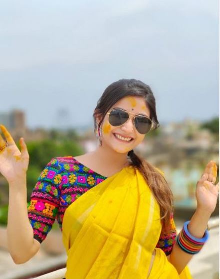 হলুদেই নজর কাড়লেন টেলি অভিনেত্রী কৌশাম্বী চক্রবর্তী