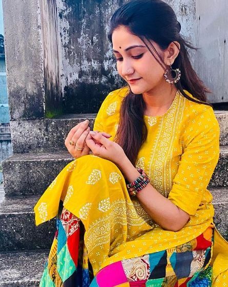 হলুদেই নজর কাড়লেন টেলি অভিনেত্রী কৌশাম্বী চক্রবর্তী