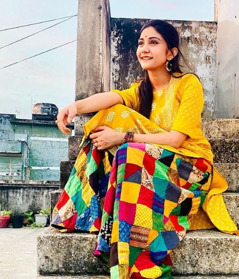 হলুদেই নজর কাড়লেন টেলি অভিনেত্রী কৌশাম্বী চক্রবর্তী