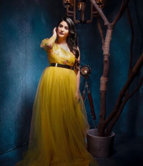 হলুদেই নজর কাড়লেন টেলি অভিনেত্রী কৌশাম্বী চক্রবর্তী