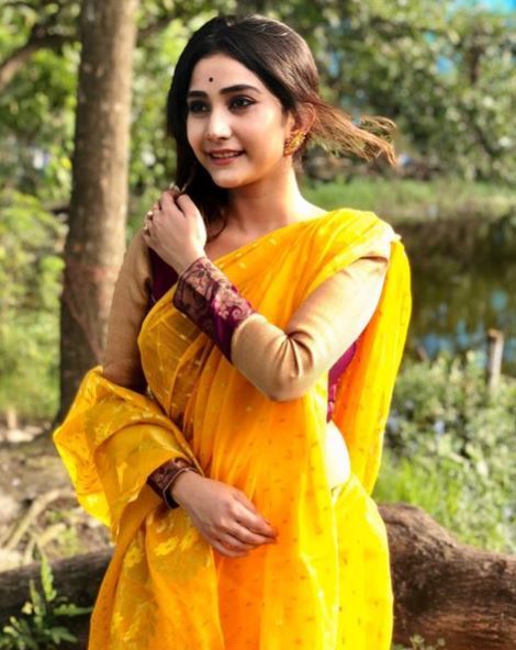 হলুদেই নজর কাড়লেন টেলি অভিনেত্রী কৌশাম্বী চক্রবর্তী