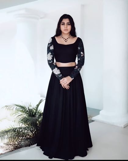 കറുപ്പില്‍ ഏഴഴക് വിടർത്തിയ മീരാ നന്ദന്‍; വൈറലായി പുതിയ ഫോട്ടോഷൂട്ട്