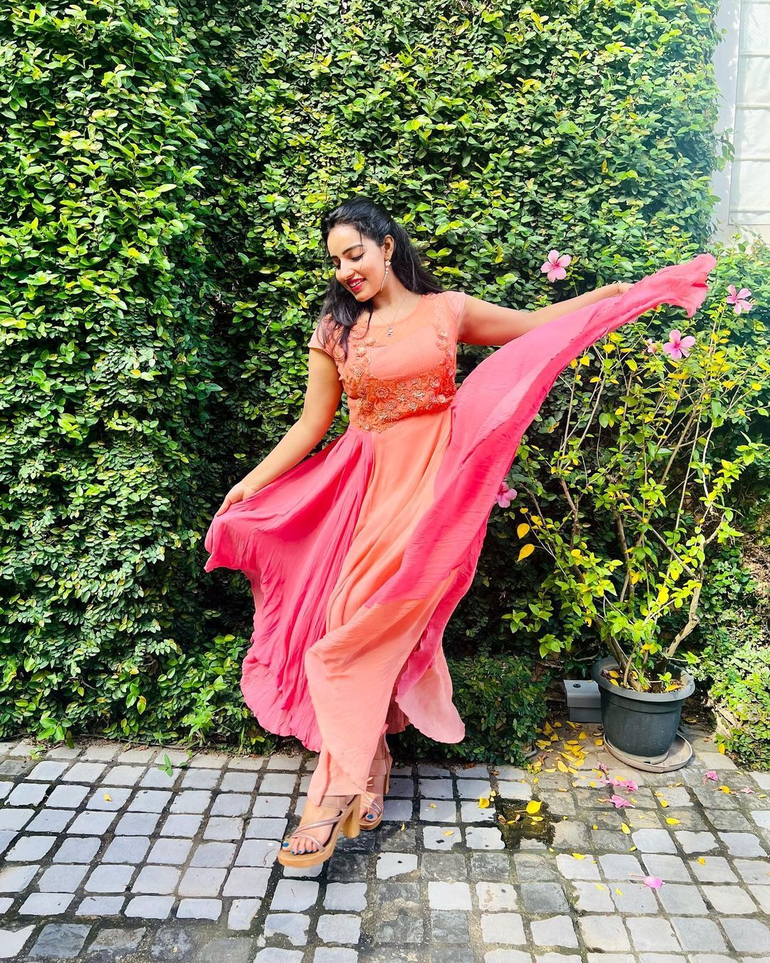  'പൂവ് പോലെ സുന്ദരി, അല്ല പൂമ്പാറ്റ പോലെന്ന് ആരാധകർ';വൈറലായി മാളവികയുടെ ചിത്രങ്ങൾ