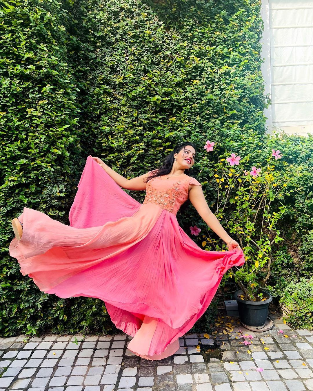  'പൂവ് പോലെ സുന്ദരി, അല്ല പൂമ്പാറ്റ പോലെന്ന് ആരാധകർ';വൈറലായി മാളവികയുടെ ചിത്രങ്ങൾ