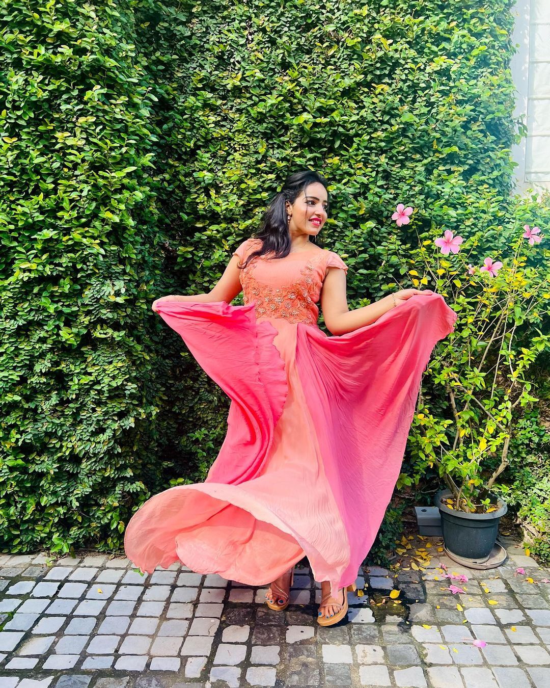  'പൂവ് പോലെ സുന്ദരി, അല്ല പൂമ്പാറ്റ പോലെന്ന് ആരാധകർ';വൈറലായി മാളവികയുടെ ചിത്രങ്ങൾ