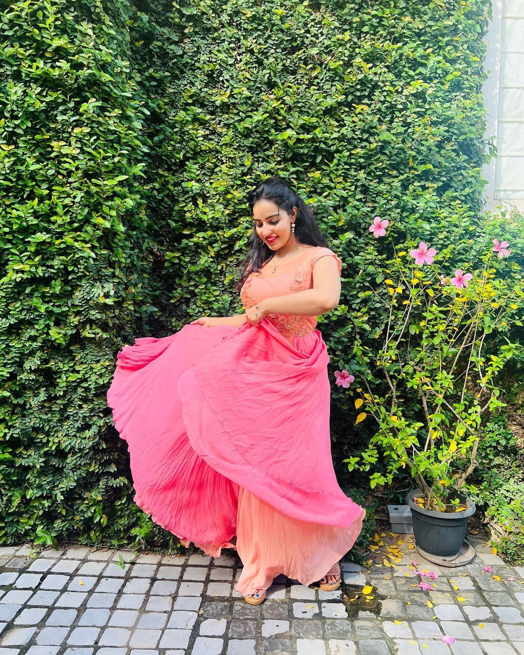  'പൂവ് പോലെ സുന്ദരി, അല്ല പൂമ്പാറ്റ പോലെന്ന് ആരാധകർ';വൈറലായി മാളവികയുടെ ചിത്രങ്ങൾ