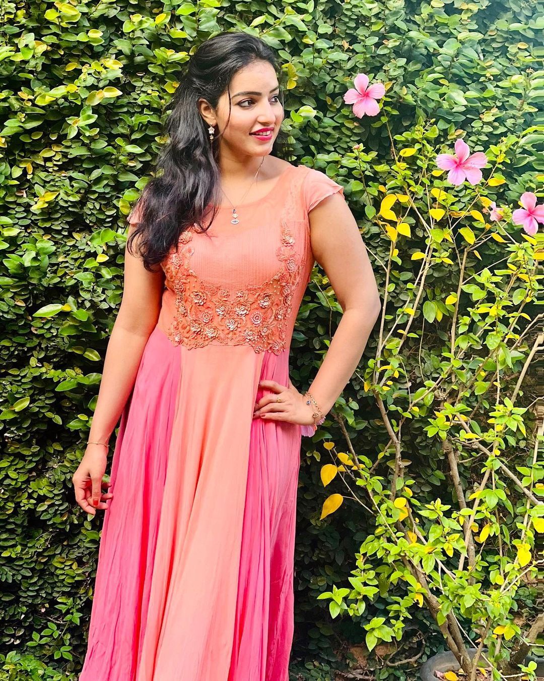  'പൂവ് പോലെ സുന്ദരി, അല്ല പൂമ്പാറ്റ പോലെന്ന് ആരാധകർ';വൈറലായി മാളവികയുടെ ചിത്രങ്ങൾ