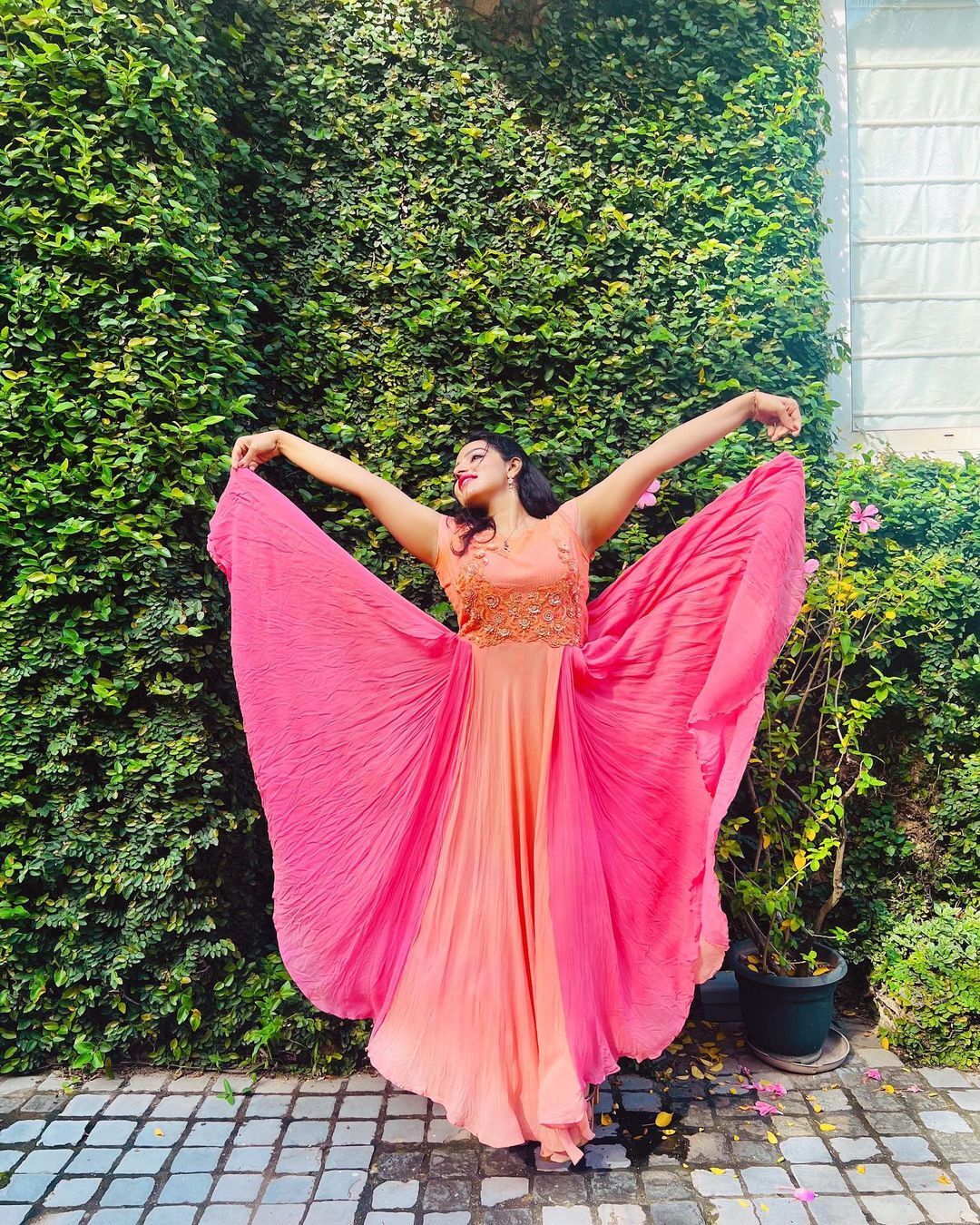  'പൂവ് പോലെ സുന്ദരി, അല്ല പൂമ്പാറ്റ പോലെന്ന് ആരാധകർ';വൈറലായി മാളവികയുടെ ചിത്രങ്ങൾ