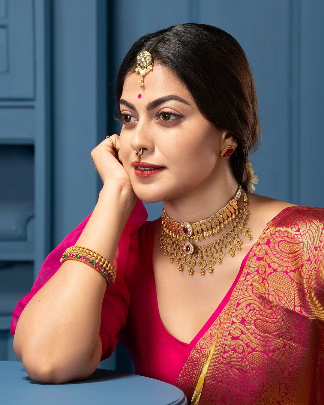 ഇതല്‍പ്പം വെറൈറ്റി ലുക്ക്; സാരിയില്‍ തിളങ്ങി അനുശ്രീ, പുതിയ ചിത്രങ്ങള്‍ വൈറല്‍