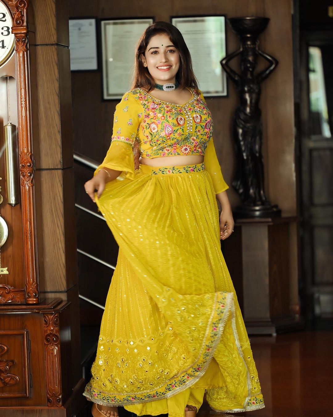 അനുമോള്‍ പൊളിച്ചടുക്കിയല്ലോ.. തകർത്തു... : മഞ്ഞയില്‍ നിറഞ്ഞാടി താരം, ചിത്രം വൈറല്‍