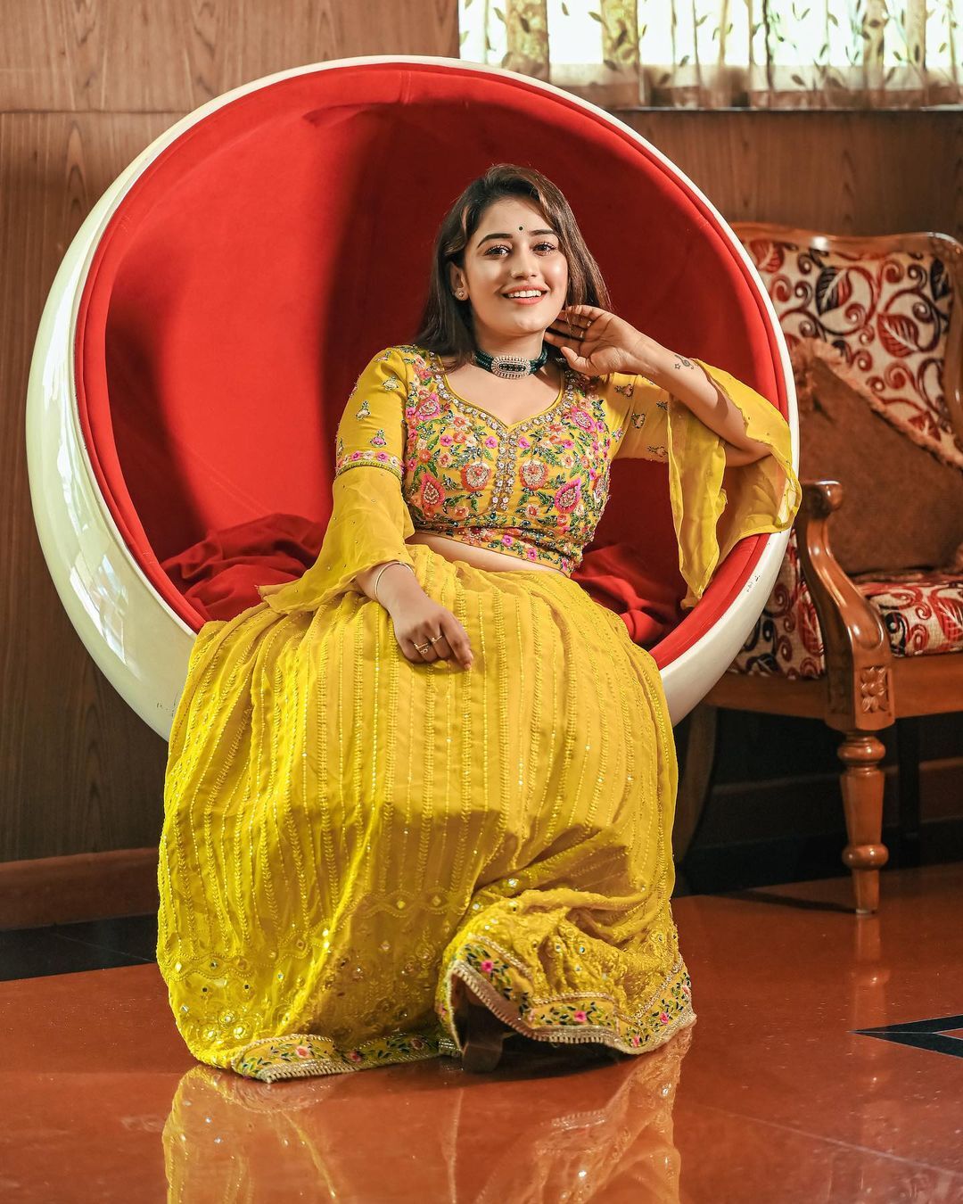 അനുമോള്‍ പൊളിച്ചടുക്കിയല്ലോ.. തകർത്തു... : മഞ്ഞയില്‍ നിറഞ്ഞാടി താരം, ചിത്രം വൈറല്‍