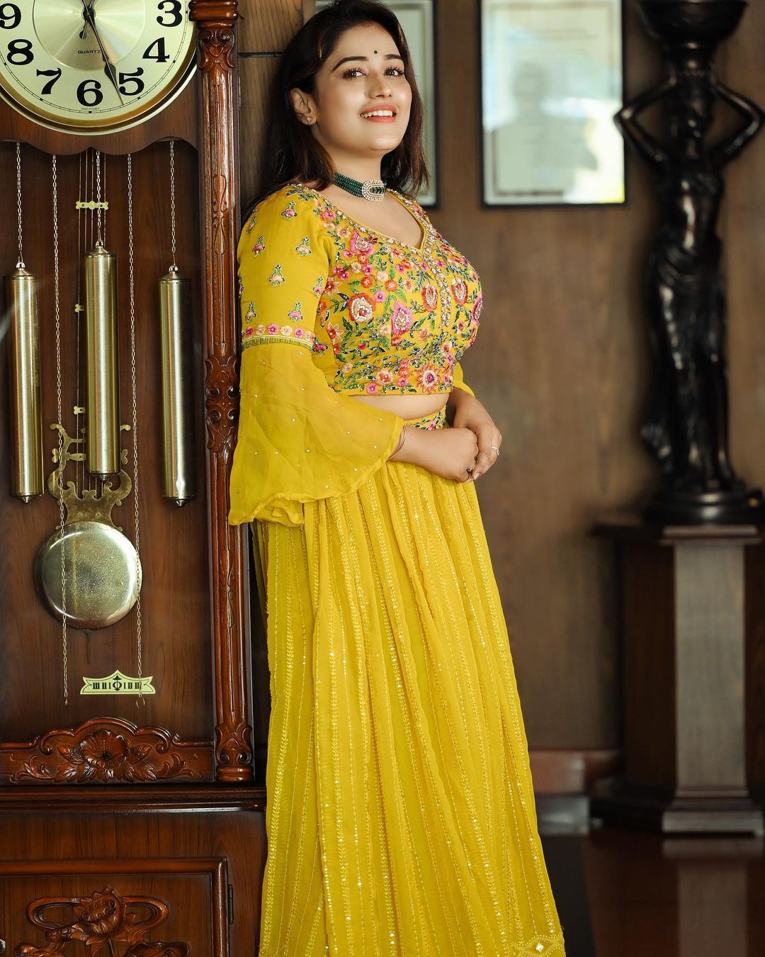 അനുമോള്‍ പൊളിച്ചടുക്കിയല്ലോ.. തകർത്തു... : മഞ്ഞയില്‍ നിറഞ്ഞാടി താരം, ചിത്രം വൈറല്‍