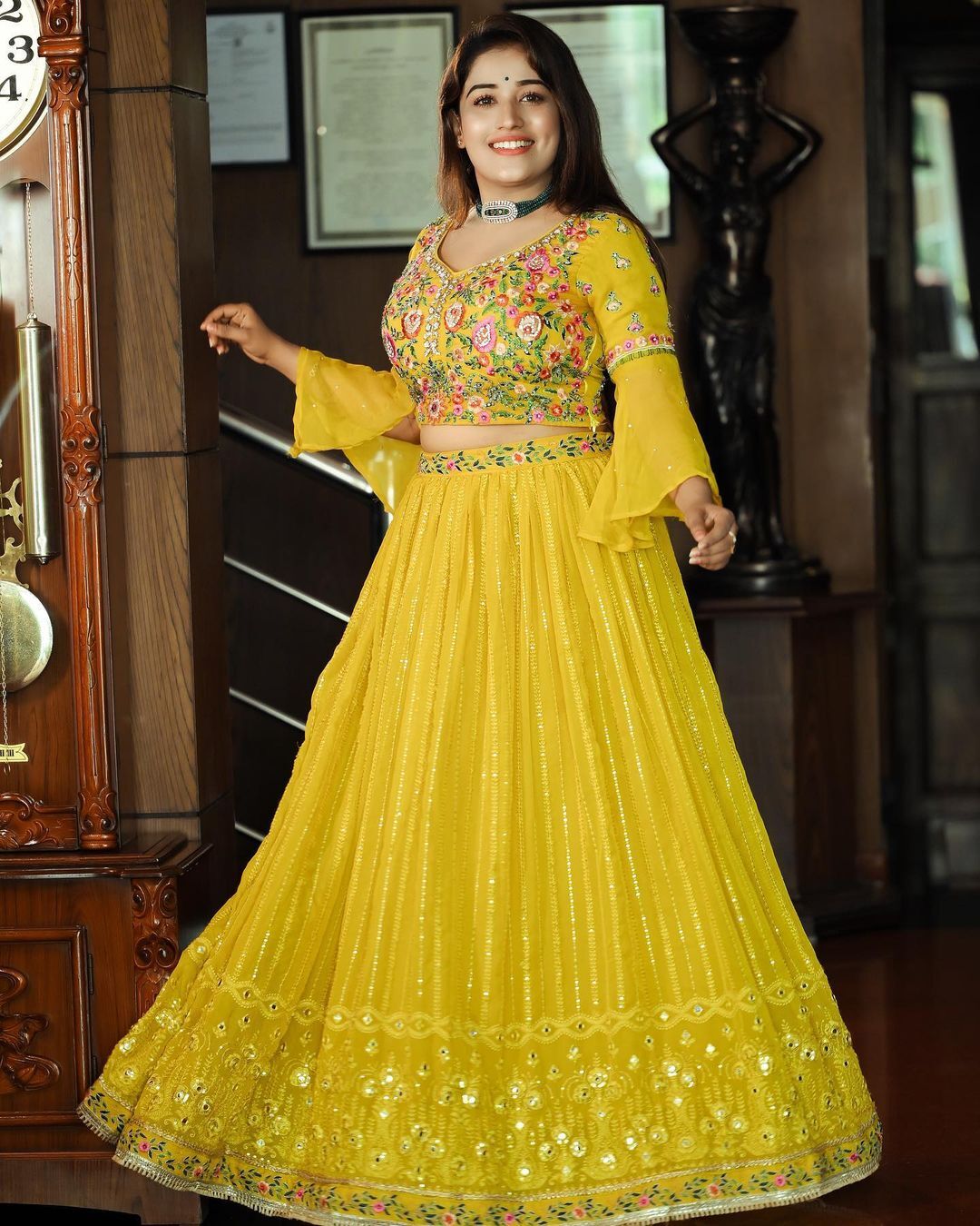 അനുമോള്‍ പൊളിച്ചടുക്കിയല്ലോ.. തകർത്തു... : മഞ്ഞയില്‍ നിറഞ്ഞാടി താരം, ചിത്രം വൈറല്‍