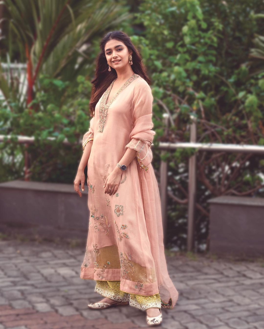  'വാശി' ലുക്ക് കൊള്ളാം..സാരിയുടുത്ത് വന്നാൽ കീർത്തിയെ നോക്കിയിരുന്ന് പോകും';വൈറലായി ചിത്രങ്ങൾ 