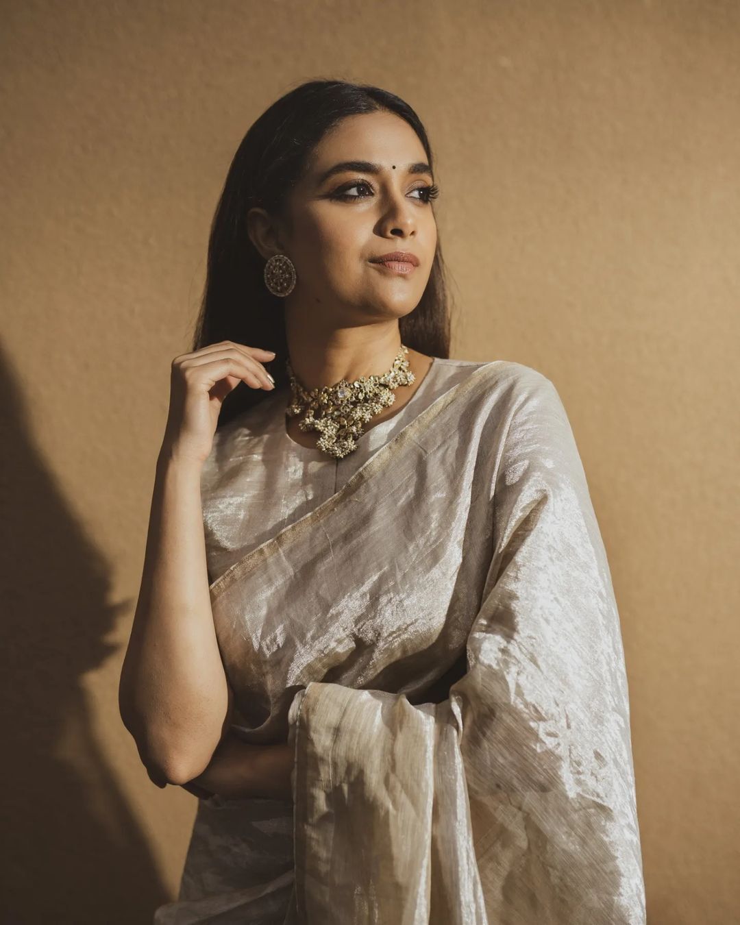  'വാശി' ലുക്ക് കൊള്ളാം..സാരിയുടുത്ത് വന്നാൽ കീർത്തിയെ നോക്കിയിരുന്ന് പോകും';വൈറലായി ചിത്രങ്ങൾ 