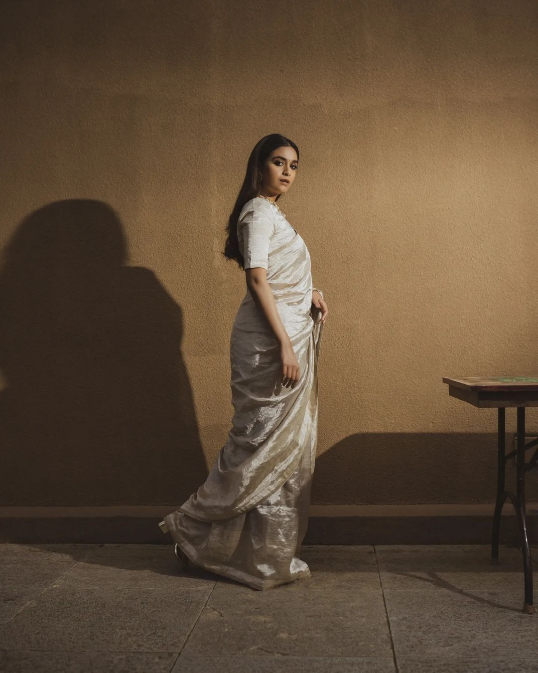  'വാശി' ലുക്ക് കൊള്ളാം..സാരിയുടുത്ത് വന്നാൽ കീർത്തിയെ നോക്കിയിരുന്ന് പോകും';വൈറലായി ചിത്രങ്ങൾ 