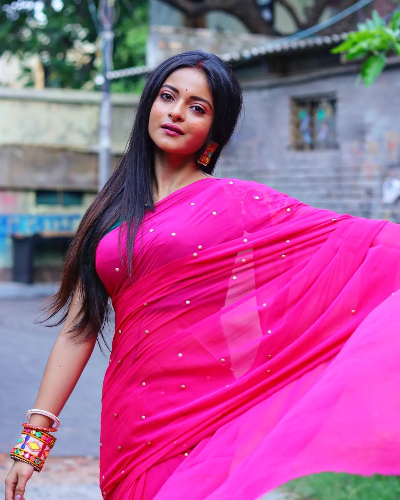 গোলাপি শাড়িতে নিজেকে মোহময়ী করে তুলেছেন টেলি অভিনেত্রী দিয়া, ভাইরাল ছবি  