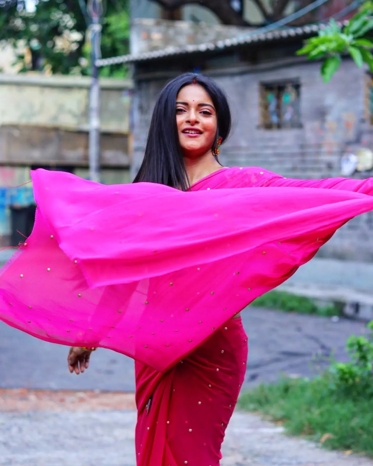 গোলাপি শাড়িতে নিজেকে মোহময়ী করে তুলেছেন টেলি অভিনেত্রী দিয়া, ভাইরাল ছবি  