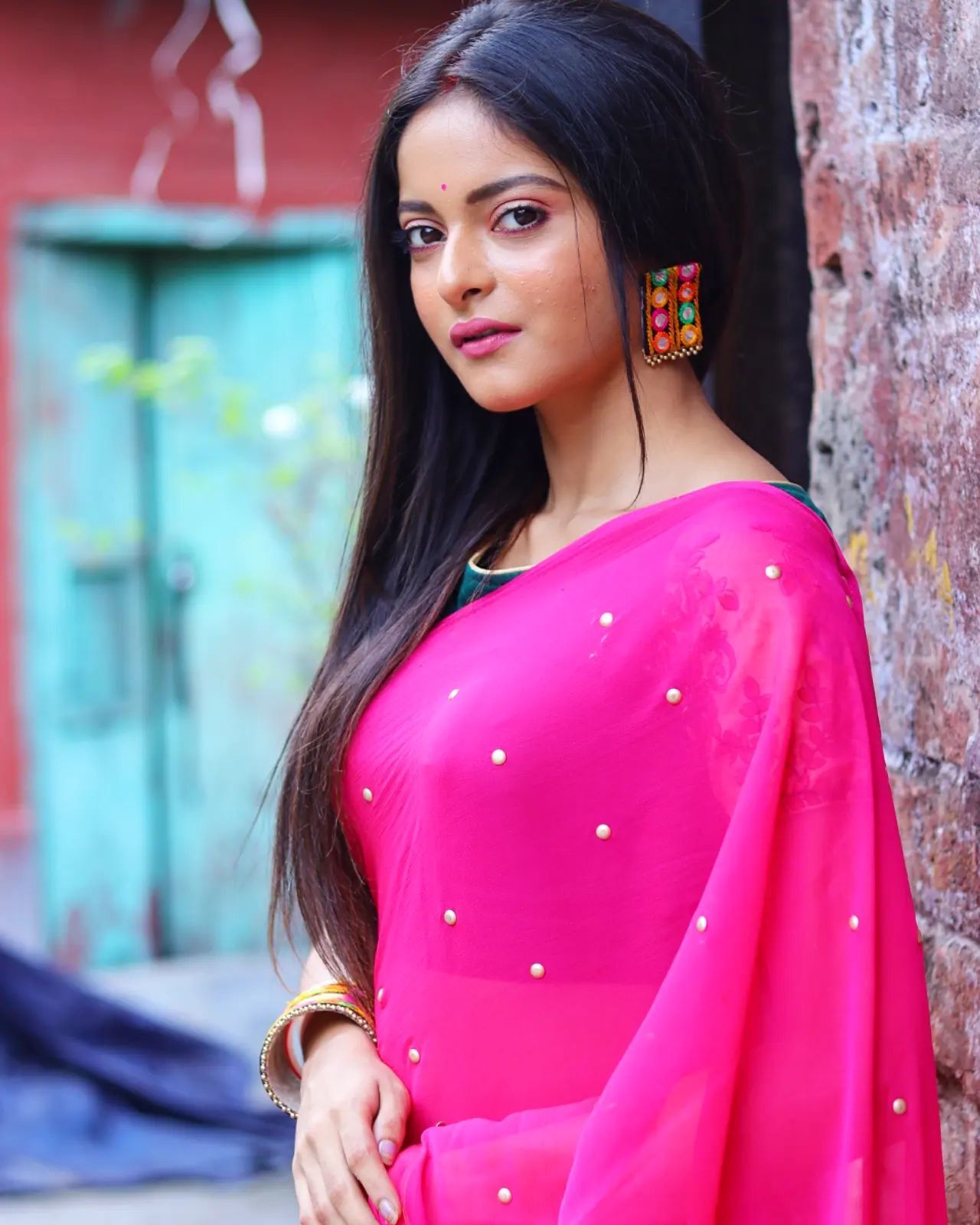 গোলাপি শাড়িতে নিজেকে মোহময়ী করে তুলেছেন টেলি অভিনেত্রী দিয়া, ভাইরাল ছবি  