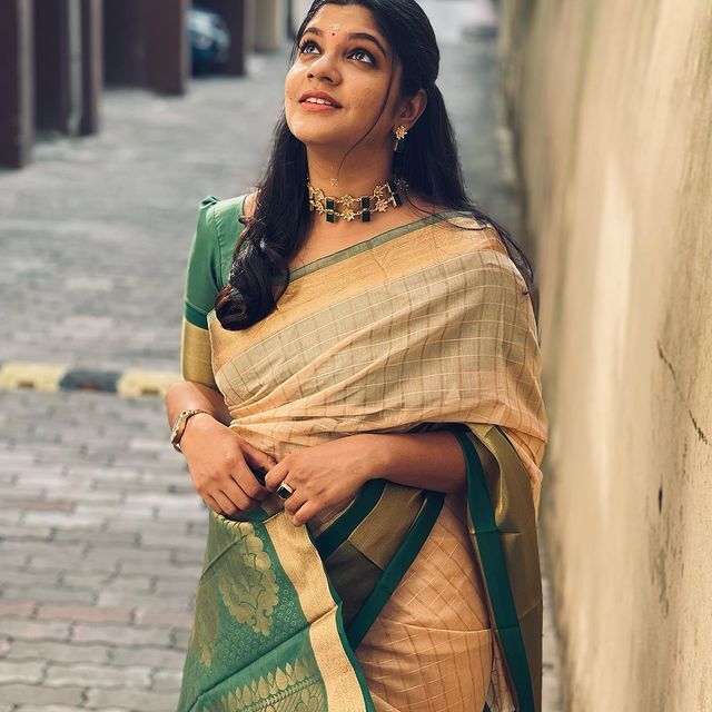 ബൊമ്മി വീരനൊപ്പം; അപര്‍ണ ബോളിവുഡിലേക്കോ? ചിത്രം വൈറല്‍