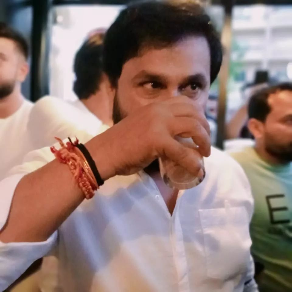 പുത്തന്‍ ലുക്കില്‍ ദിലീപെത്തി: വളഞ്ഞിട്ട് ആരാധകർ ദുബൈയില്‍ കണ്ട കാഴ്ച