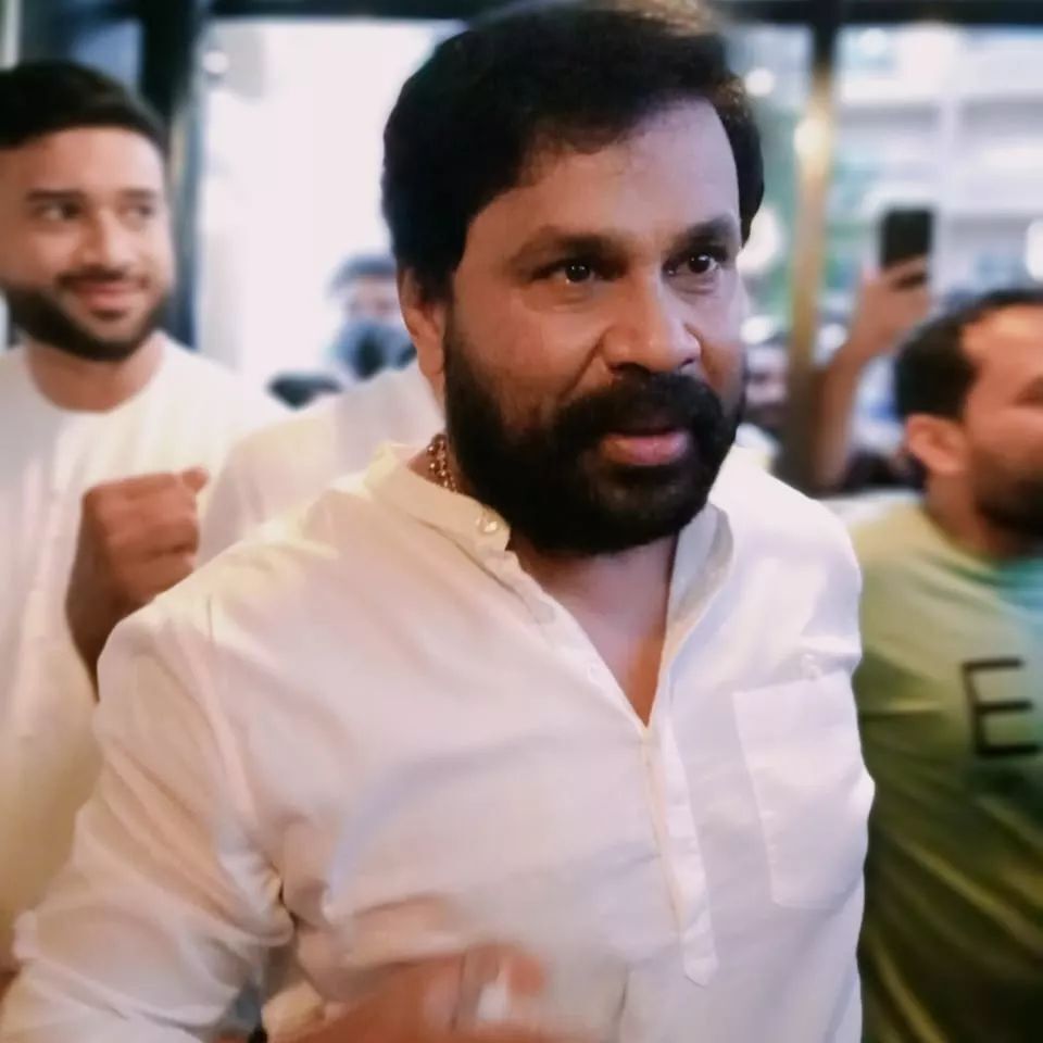 പുത്തന്‍ ലുക്കില്‍ ദിലീപെത്തി: വളഞ്ഞിട്ട് ആരാധകർ ദുബൈയില്‍ കണ്ട കാഴ്ച