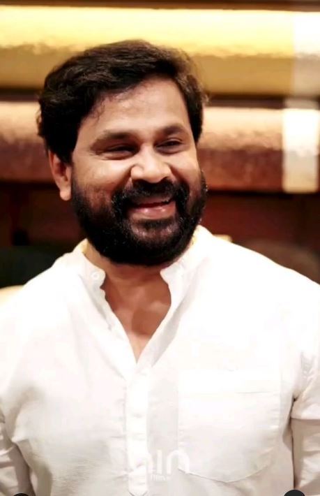 പുത്തന്‍ ലുക്കില്‍ ദിലീപെത്തി: വളഞ്ഞിട്ട് ആരാധകർ ദുബൈയില്‍ കണ്ട കാഴ്ച