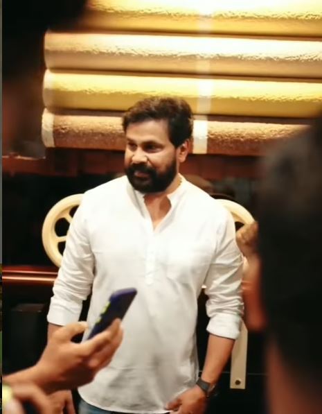 പുത്തന്‍ ലുക്കില്‍ ദിലീപെത്തി: വളഞ്ഞിട്ട് ആരാധകർ ദുബൈയില്‍ കണ്ട കാഴ്ച