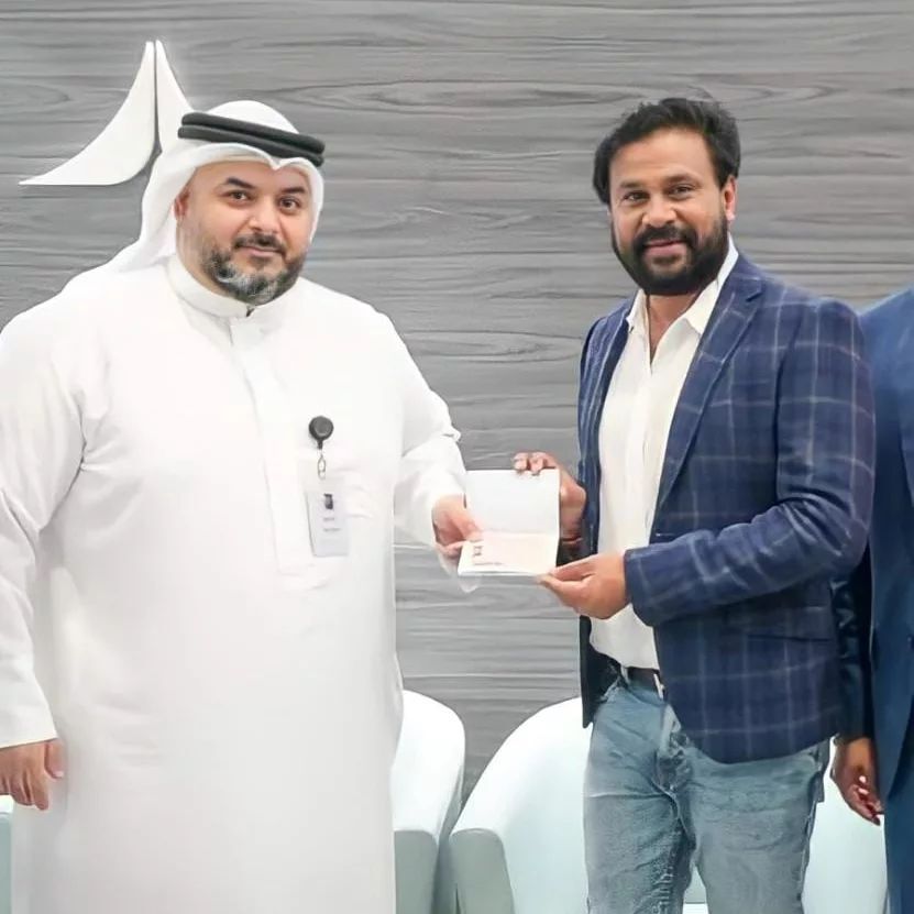 പുത്തന്‍ ലുക്കില്‍ ദിലീപെത്തി: വളഞ്ഞിട്ട് ആരാധകർ ദുബൈയില്‍ കണ്ട കാഴ്ച