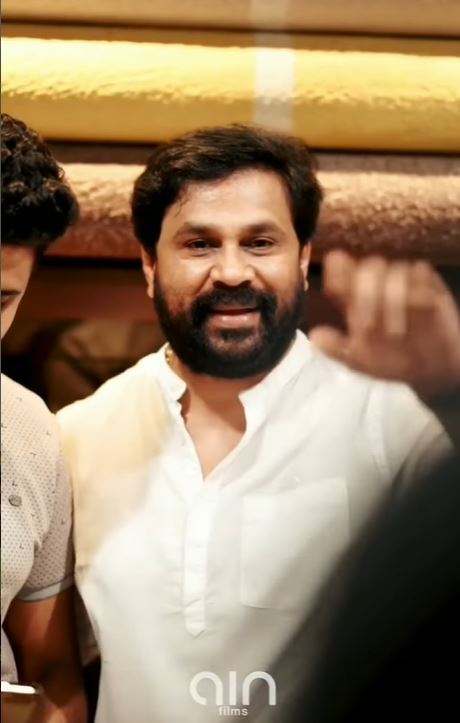 പുത്തന്‍ ലുക്കില്‍ ദിലീപെത്തി: വളഞ്ഞിട്ട് ആരാധകർ ദുബൈയില്‍ കണ്ട കാഴ്ച