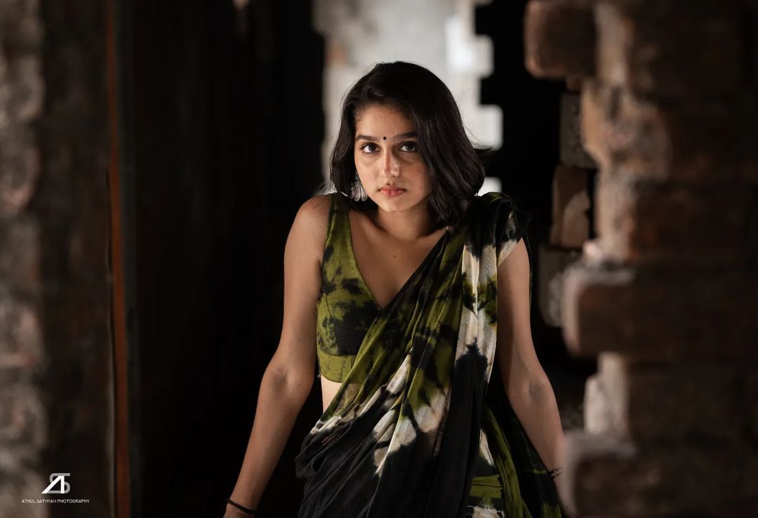 ക്യൂട്ട്.. ഗ്ലാമറസ്: സാരിയില്‍ ഒരേ പൊളി പൊളിച്ച് അനശ്വര രാജേഷ്; ചിത്രങ്ങള്‍ വൈറല്‍