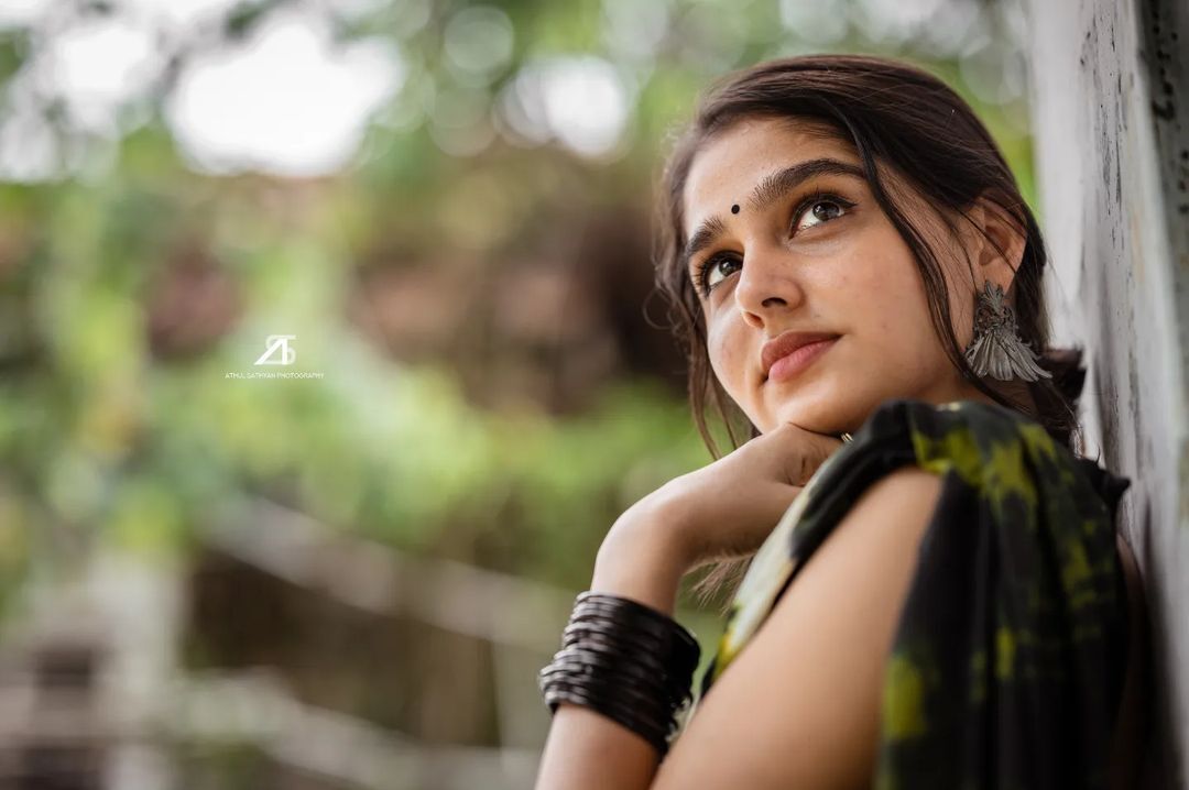 ക്യൂട്ട്.. ഗ്ലാമറസ്: സാരിയില്‍ ഒരേ പൊളി പൊളിച്ച് അനശ്വര രാജേഷ്; ചിത്രങ്ങള്‍ വൈറല്‍