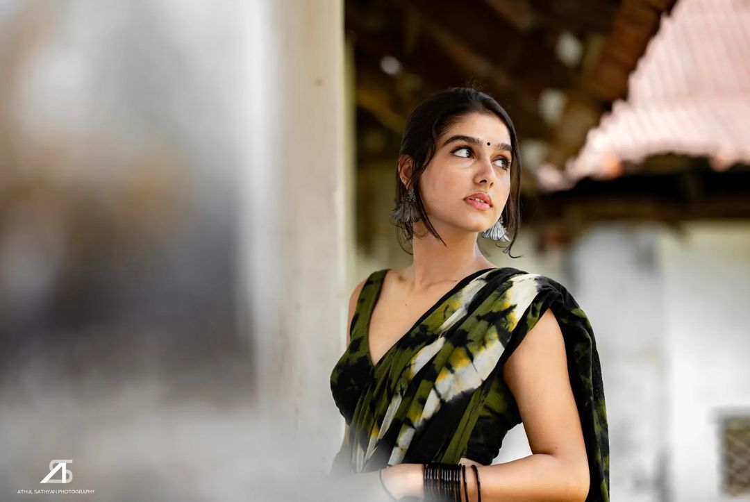 ക്യൂട്ട്.. ഗ്ലാമറസ്: സാരിയില്‍ ഒരേ പൊളി പൊളിച്ച് അനശ്വര രാജേഷ്; ചിത്രങ്ങള്‍ വൈറല്‍