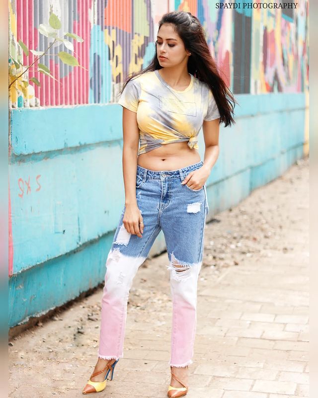 నాభి అందాలతో పిచ్చెక్కిస్తున్న వేదిక దత్ ( ఫోటోలు )