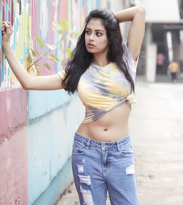 నాభి అందాలతో పిచ్చెక్కిస్తున్న వేదిక దత్ ( ఫోటోలు )