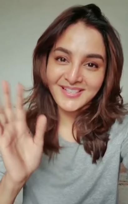 എവിടെയോ മുഖ പരിചയം.. അല്ല മഞ്ജു ചേച്ചിയല്ലേ ഇത്: വൈറലായി ആരാധകർക്കൊപ്പമുള്ള മഞ്ജു വാര്യറുടെ ചിത്രം