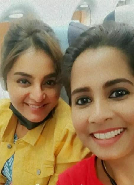 എവിടെയോ മുഖ പരിചയം.. അല്ല മഞ്ജു ചേച്ചിയല്ലേ ഇത്: വൈറലായി ആരാധകർക്കൊപ്പമുള്ള മഞ്ജു വാര്യറുടെ ചിത്രം