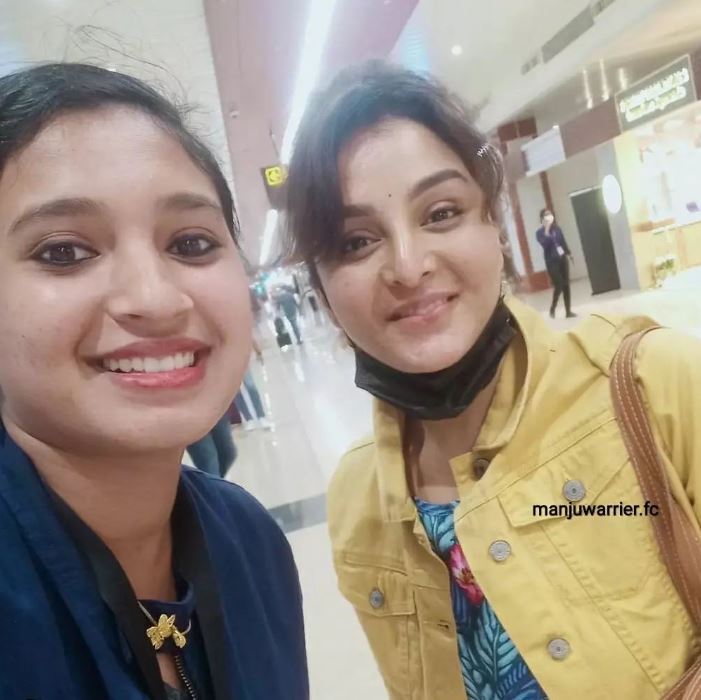 എവിടെയോ മുഖ പരിചയം.. അല്ല മഞ്ജു ചേച്ചിയല്ലേ ഇത്: വൈറലായി ആരാധകർക്കൊപ്പമുള്ള മഞ്ജു വാര്യറുടെ ചിത്രം