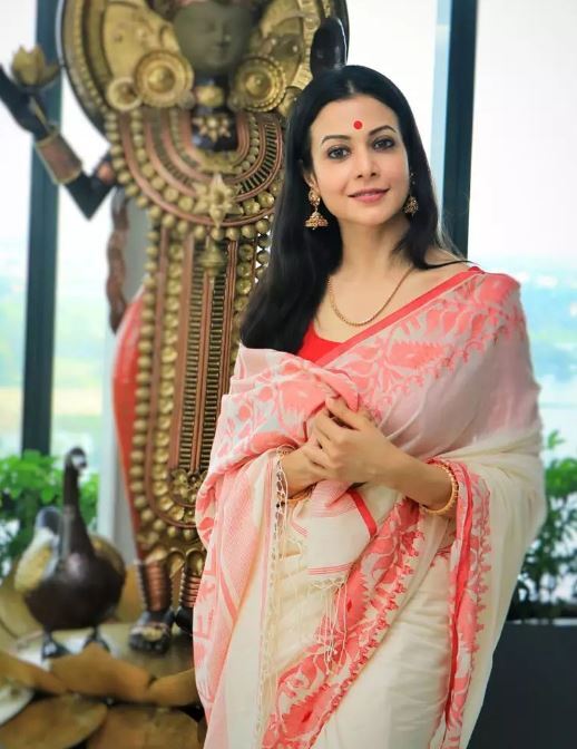 Kresloda tort oyoqda