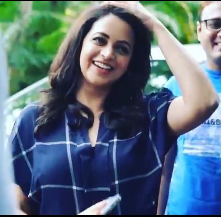 ഇക്കാക്കയുടെ അനിയത്തിക്കുട്ടി എത്തി, സൂപ്പർ ലുക്കില്‍ തന്നെ: ഭാവനയുടെ പുതിയ ലൊക്കേഷന്‍ ചിത്രം വൈറലാവുന്നു